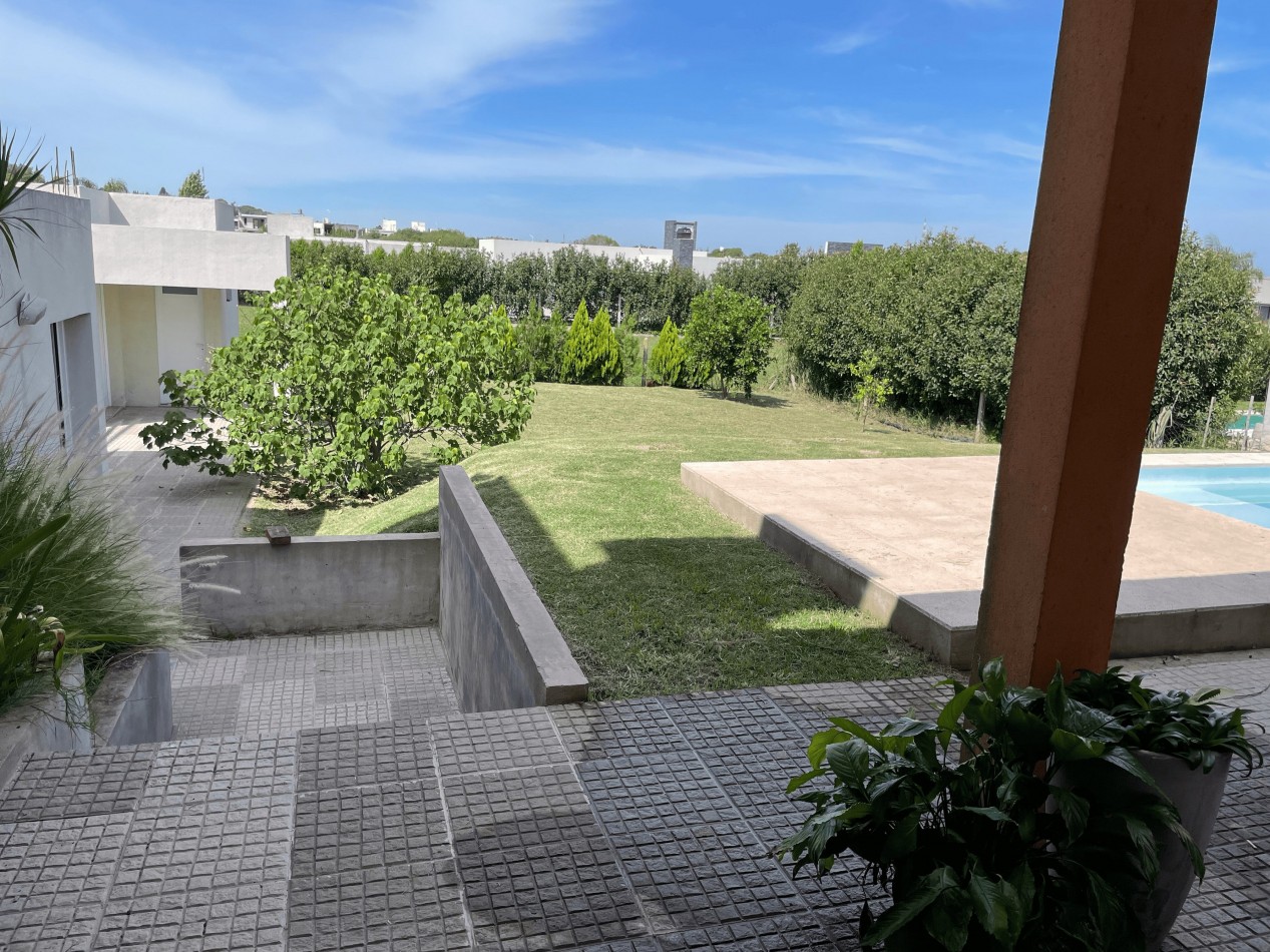 EN VENTA, CASA EN BARRIO PRIVADO SANTA CANDIDA